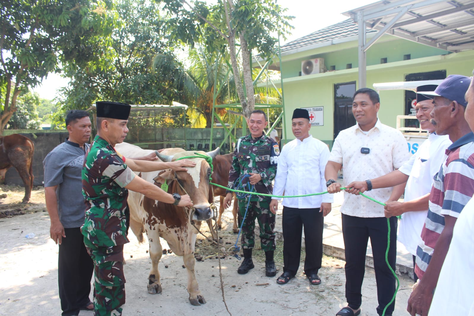 Dandim 0510/Tigaraksa Serahkan Hewan Qurban Secara Simbolis - Jurnal Tipikor