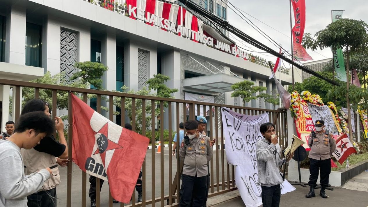 64ba66644d349-mahasiswa-geruduk-kejati-jabar_jabar