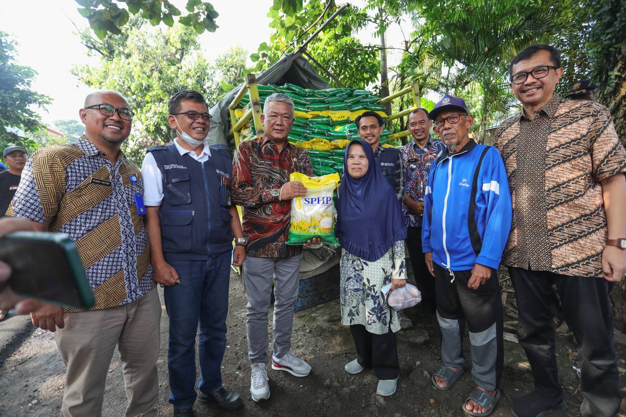 170202044114-bulog-pastikan-stok-beras-di-kota-bandung-aman-hingga-awal-tahun-depan