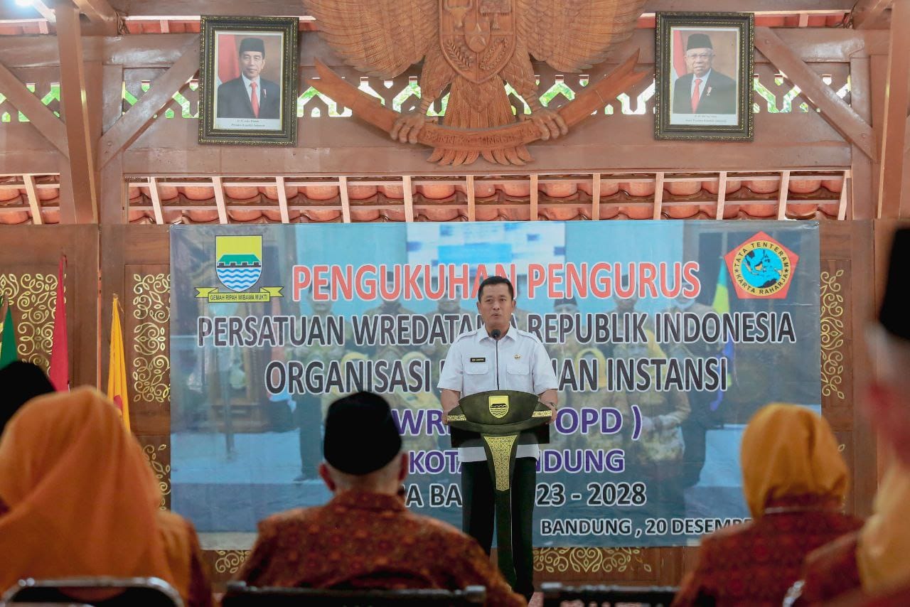 170306563344-kukuhkan-pwri-opi-opd-se-kota-bandung-sekda-pensiunan-tetap-berkontribusi-dan-bersinergi