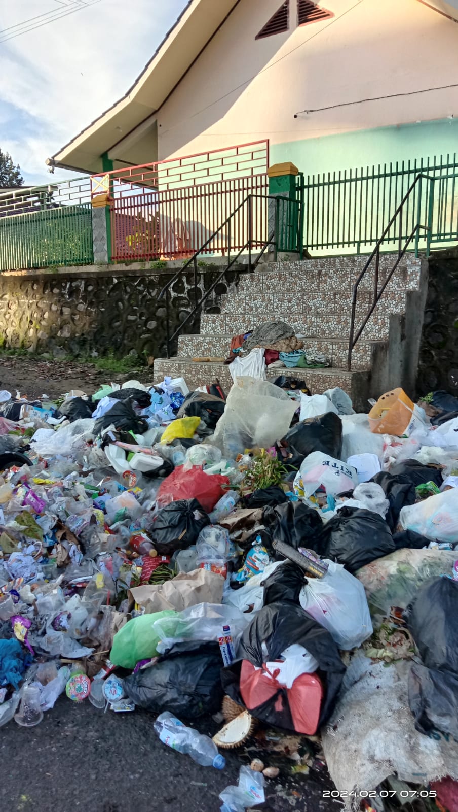 sampah pagar