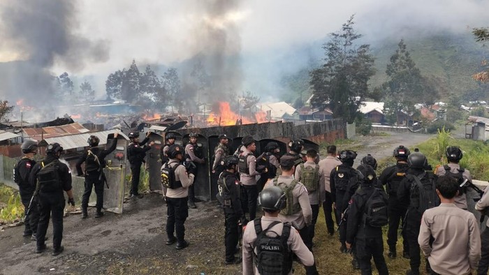 bentrokan-antarpendukung-paslon-di-puncak-jaya-pecah-hingga-puluhan-rumah-dibakar-massa_169
