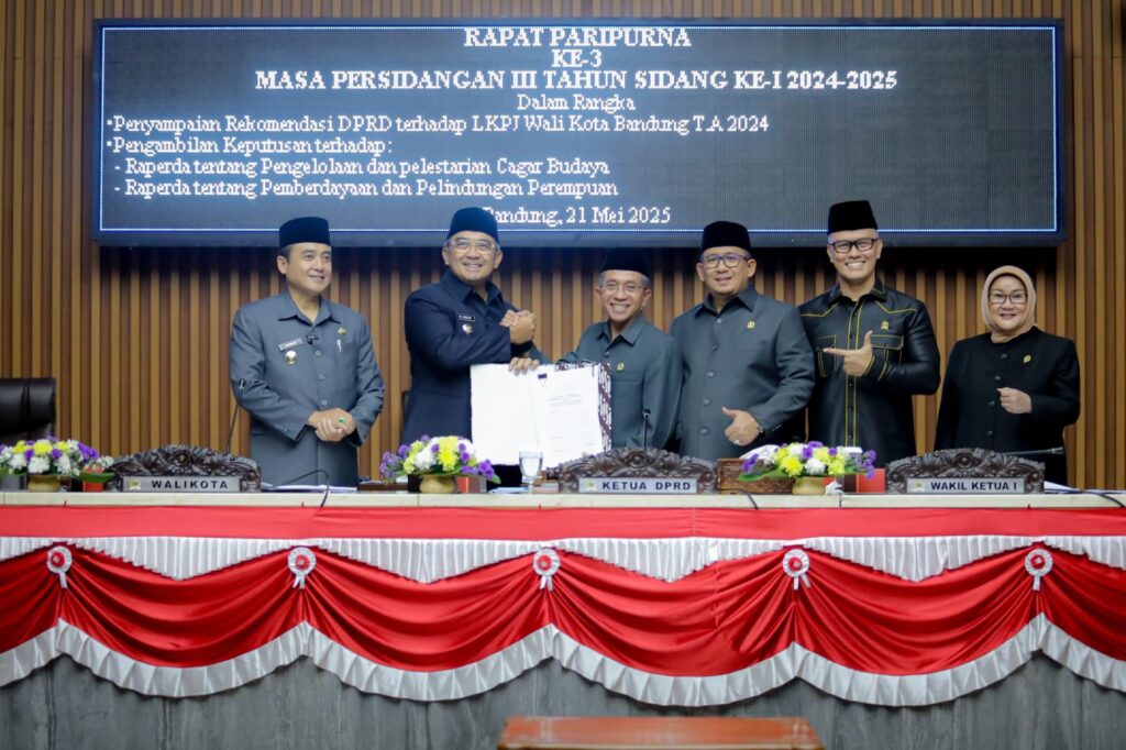 174783401095-dprd-kota-bandung-sahkan-dua-raperda-strategis-dan-sampaikan-rekomendasi-lkpj-2024
