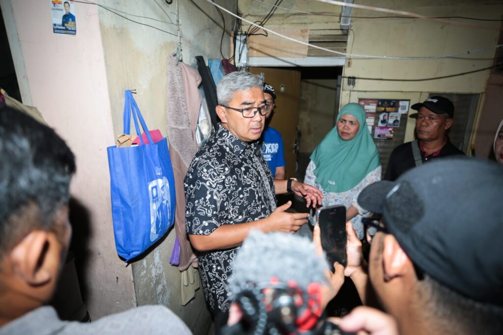 174878644845-tinjau-rumah-ambruk-di-pasirluyu-farhan-pastikan-pemkot-bandung-bantu-warga-terdampak