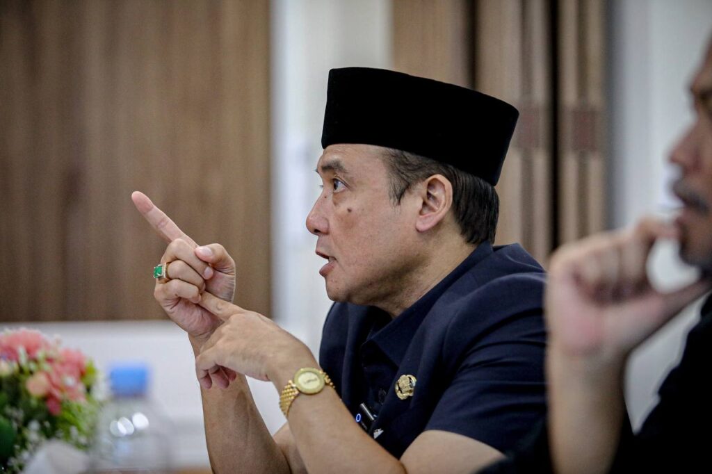175042078759-kibarkan-bendera-perang-wakil-wali-kota-bandung-minol-adalah-ancaman-nyata