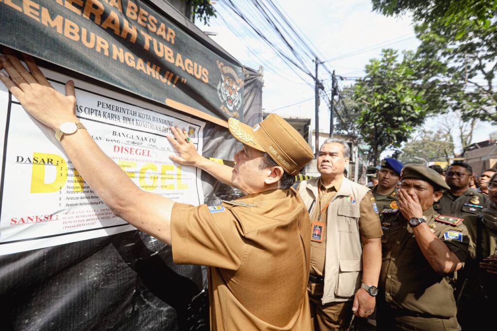 175187082671-melanggar-aturan-pemkot-bandung-segel-bangunan-di-jalan-tubagus-ismail