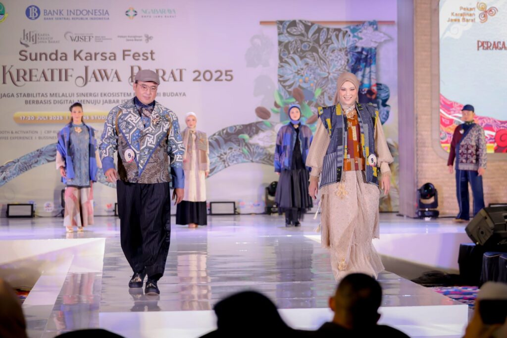 17528481457-erwin-dan-istri-tampil-menawan-kota-bandung-juara-1-fashion-show-karya-kreatif-jawa-barat-2025