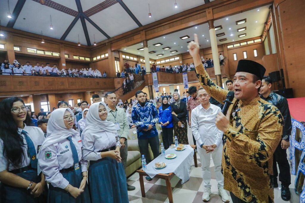 175420184925-erwin-ajak-para-pelajar-aktif-berorganisasi (1)