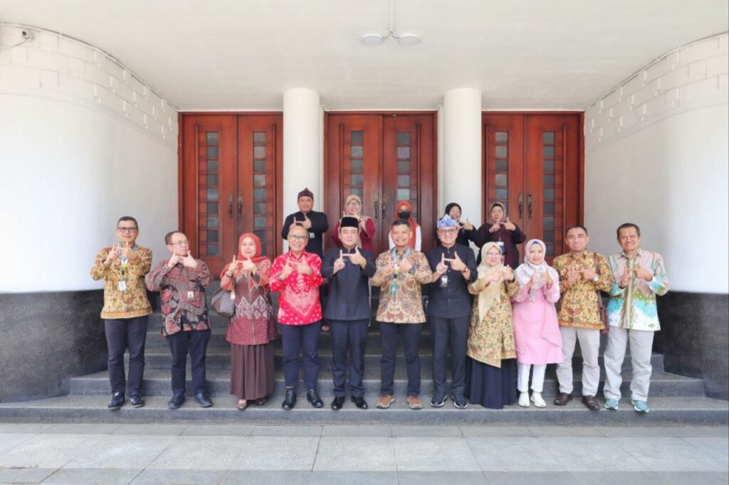 175457436823-pemkot-bandung-dan-himbarsi-siap-kampanyekan-ekonomi-syariah-untuk-dukung-umkm