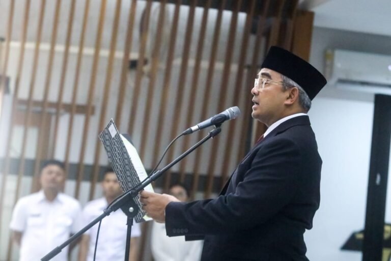 175689466064-wali-kota-bandung-lantik-3-pejabat-tinggi-pratama-dan-51-pejabat-fungsional