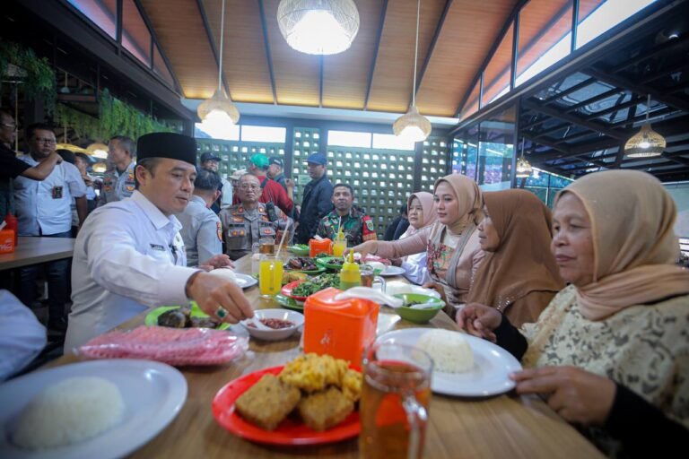 175991739759-bandung-nyaah-ka-indung-wakil-wali-kota-ajak-ibu-asuh-makan-karedok-leunca