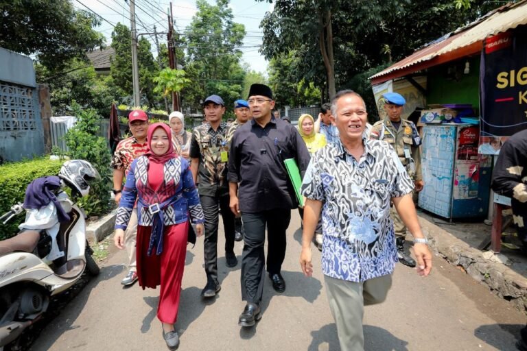 176009723149-wali-kota-bandung-pastikan-penanganan-sampah-cihapit-tuntas-dalam-sehari