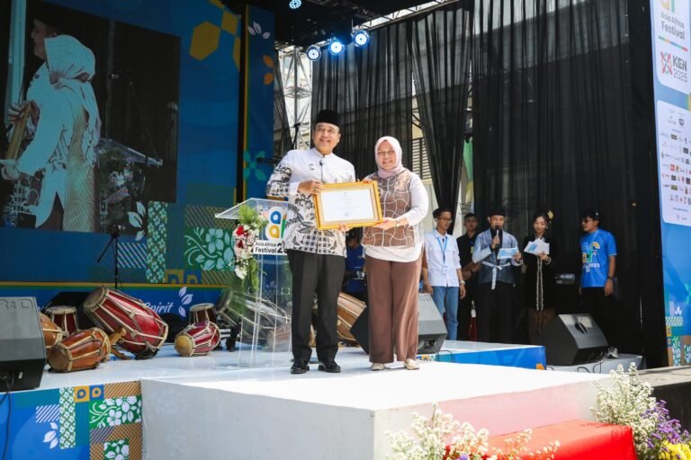 176078343699-kemenpar-asia-afrika-festival-contoh-event-paling-ideal