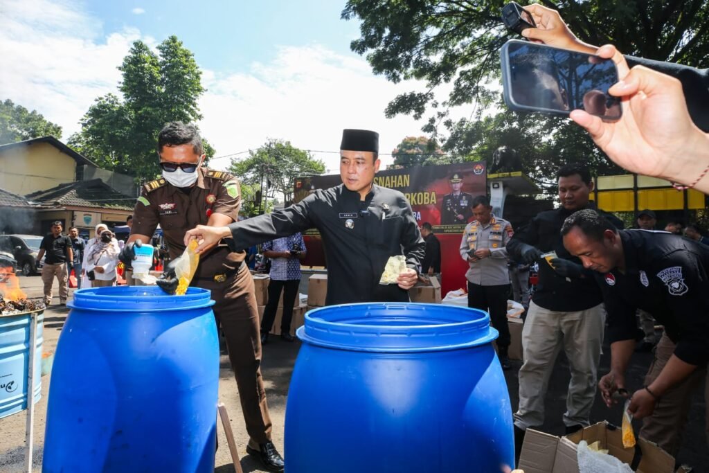 17612127475-polisi-musnahkan-2-7-juta-butir-obat-terlarang-pemkot-bandung-dukung-pemberantasan-peredaran-obat-ilegal