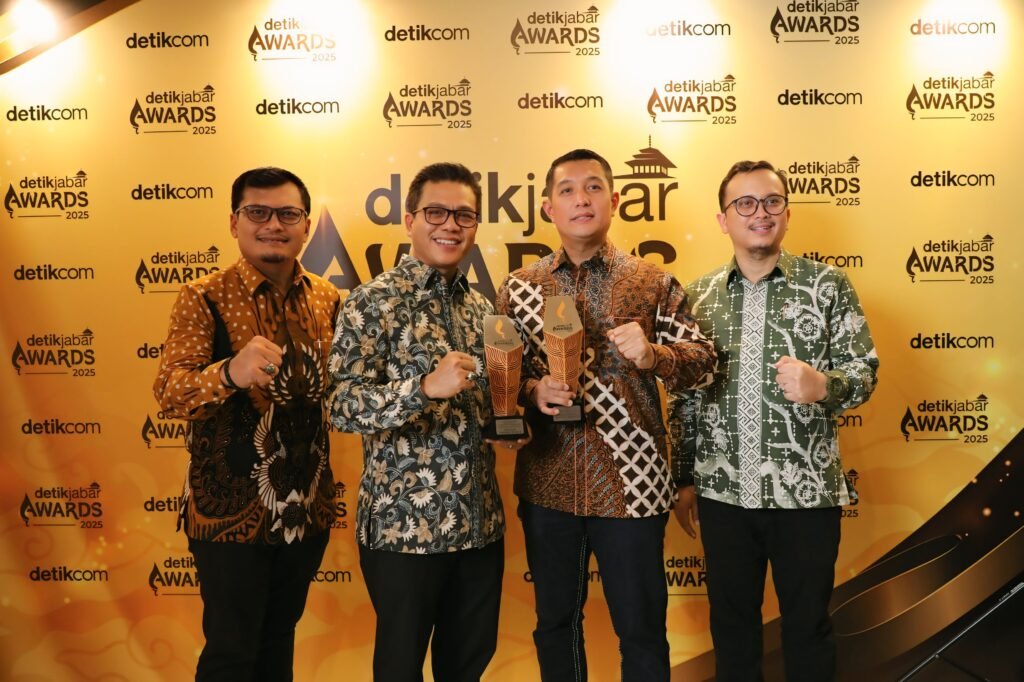 Bupati Kabupaten Bandung saat Menerima Tropi Penghargaan