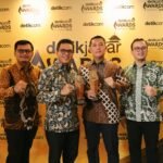 Bupati Kabupaten Bandung saat Menerima Tropi Penghargaan