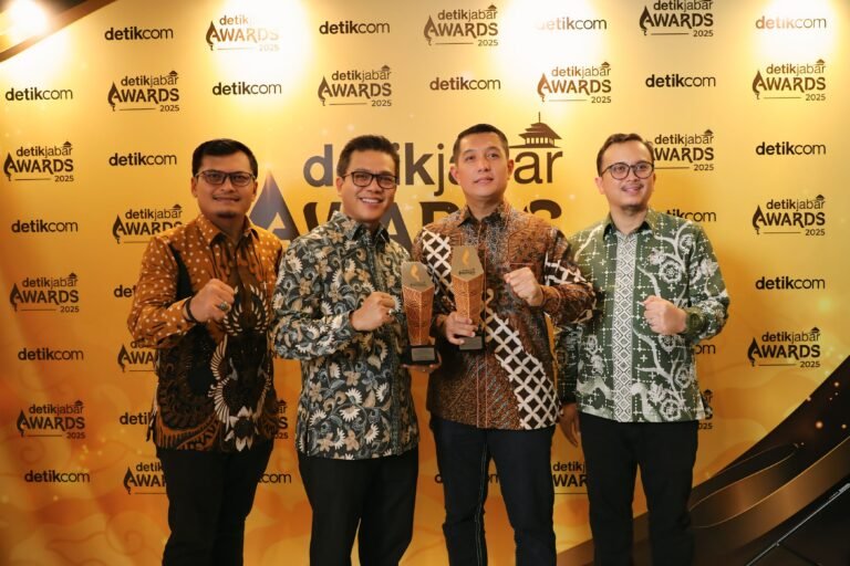 Bupati Kabupaten Bandung saat Menerima Tropi Penghargaan