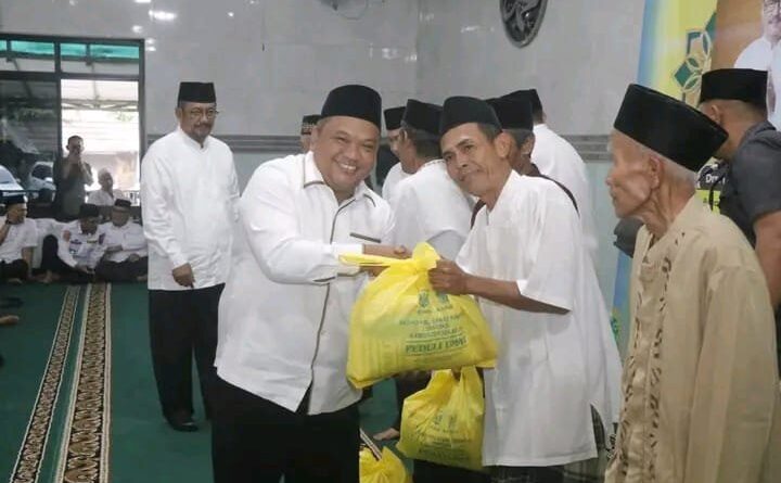 Ketua DPRD Kabupaten Sukabumi, Budi Azhar Mutawali, S.IP., saat Memberikan bingkisan, Poto : Jurnal Tipikor