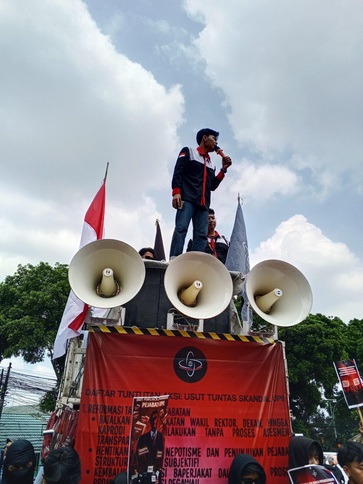 UPI: Universitas Pendidikan Indonesia atau Urusan Personal Istana? Aktivis Gelar ‘Upacara Pemakaman’ Transparansi