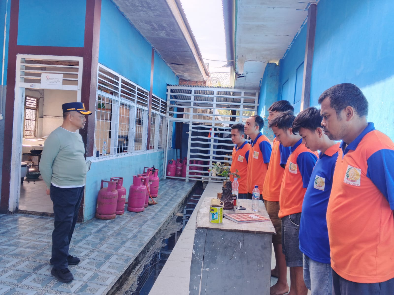 KEPALA RUTAN MANNA TURUN LANGSUNG KONTROL DAPUR DAN GUDANG BAHAN MAKANAN, SOROTI KEBERSIHAN YANG PERLU DITINGKATKAN