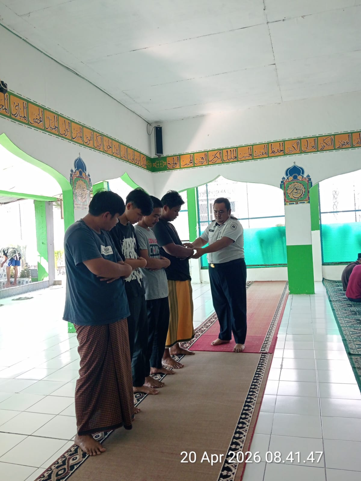 RUTAN MANNA PERKUAT PEMBINAAN KEROHANIAN WBP MELALUI PEMBELAJARAN SHOLAT DAN MENGAJI DI MASJID AT-TAUBAH