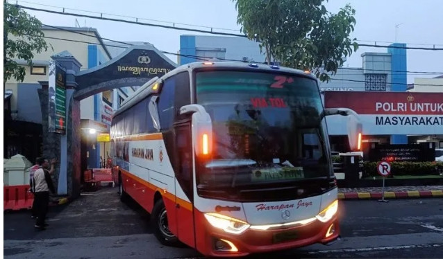 BADAI OTT TULUNGAGUNG: 12 Pejabat dan Adik Kandung Bupati Diringkus KPK ke Surabaya!