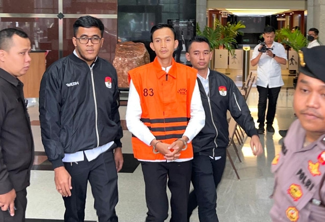 Tangan Kanan Sang Gubernur Resmi Berompi Oranye: KPK Jebloskan Ajudan Abdul Wahid ke Sel Tahanan!