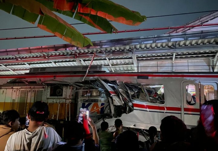 MALAM MENCEKAM DI BEKASI TIMUR: KRL COMMUTER LINE DITABRAK ARGO BROMO ANGGREK, PULUHAN KORBAN LUKA DIEVAKUASI PANIK KE LANTAI DUA STASIUN