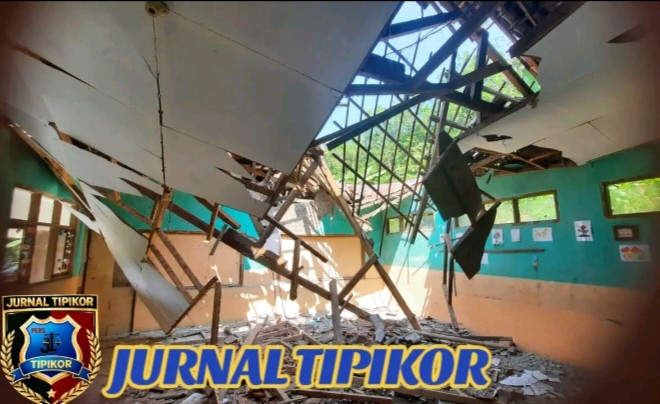 Diduga Sudah Lapuk, Dua Atap Ruang Kelas SD Negeri Ciganas Ambruk, Kadis Pendidikan “Tahun Ini Akan Kita Bangun Total”