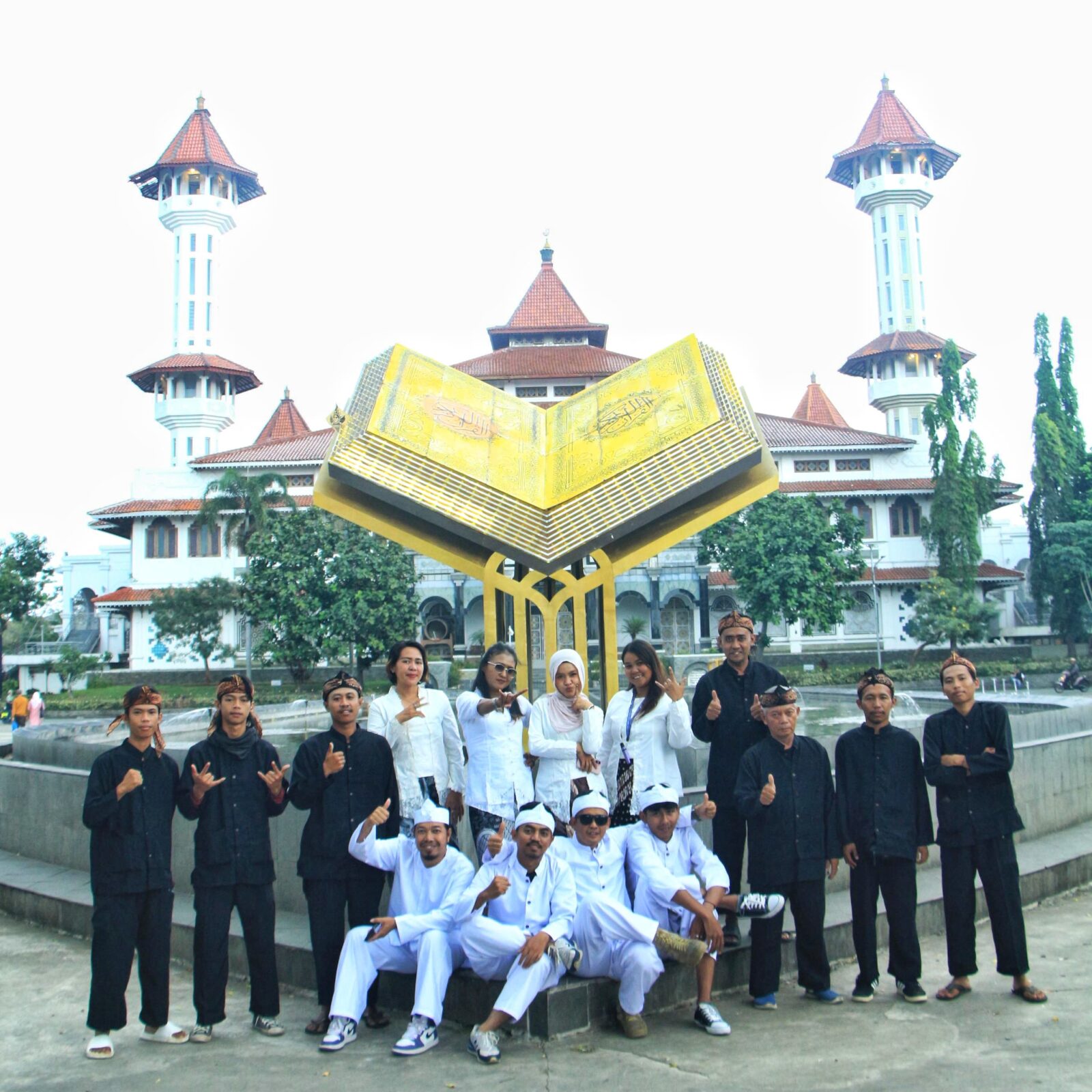 Kini Alun-Alun Cianjur Nampak Lebih Bersih, Tertata, dan Budaya Sunda Terasa Hidup, Pengunjung “Keren, Mantap”