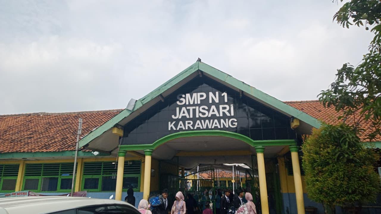 “Wartawan Tidak Jelas”? Hina Almarhum di Depan Publik, Anggota Komite SMPN 1 Jatisari Picu Amarah Insan Pers, Kepala Sekolah Cuci Tangan
