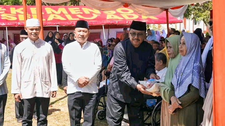 Pemkab Sukabumi Bagikan Daging 7 Ekor Sapi Kurban Dari Laznas Bakrie Amanah Kepada Masyarakat