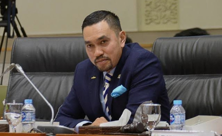  “SAHRONI ‘GADUNGAN’ VS REALITA: Saat DPR Minta Polisi Usut Penyerangan PWI, Sementara Integritas Sendiri Masih Dipertanyakan Publik”