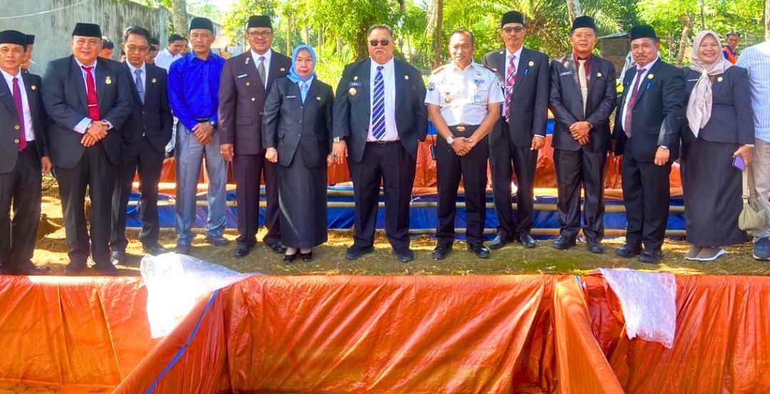 Dukung Ketahanan Pangan dan Kemandirian WBP, Bupati Bengkulu Selatan Serahkan Bibit Lele untuk Rutan Manna