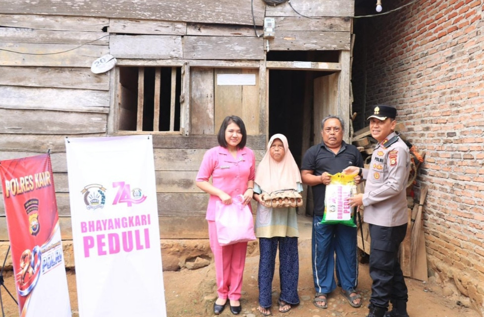 Polres Kaur Peduli, Berikan Bantuan Sosial Untuk Warga Kurang Mampu