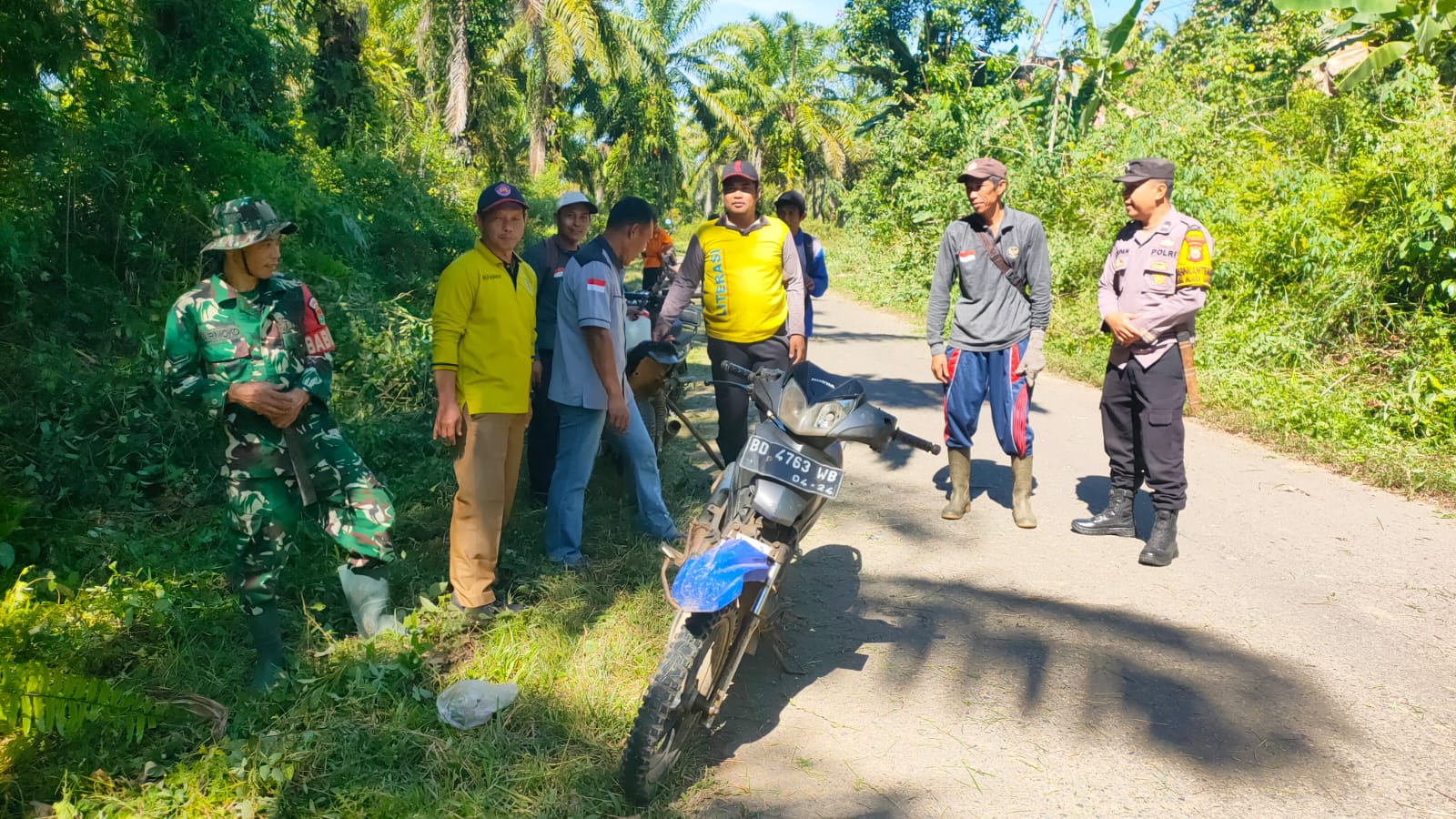 Camat Muara Sahung Memimpin Gotong Royong Tebas Bayang Jalan Lintas Muara Sahung – Luas Bersama Pemerintahan Desa Dan Masyarakat.