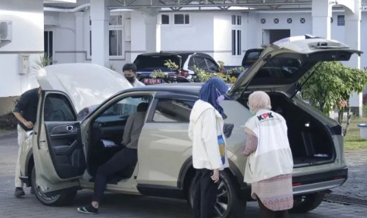Jejak Aset Terkuak: KPK Sisir Pendopo Bupati Lombok Barat, Sita Mobil Istri Tersangka Usai Geledah Kantor