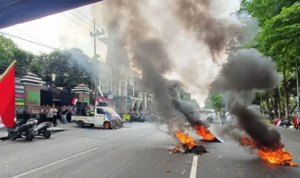 Telur Kekecewaan Meledak di Depan Kejati Jatim: Aliansi Madura Tuntut Penahanan Segera Eks Jampidsus Febrie Adriansyah