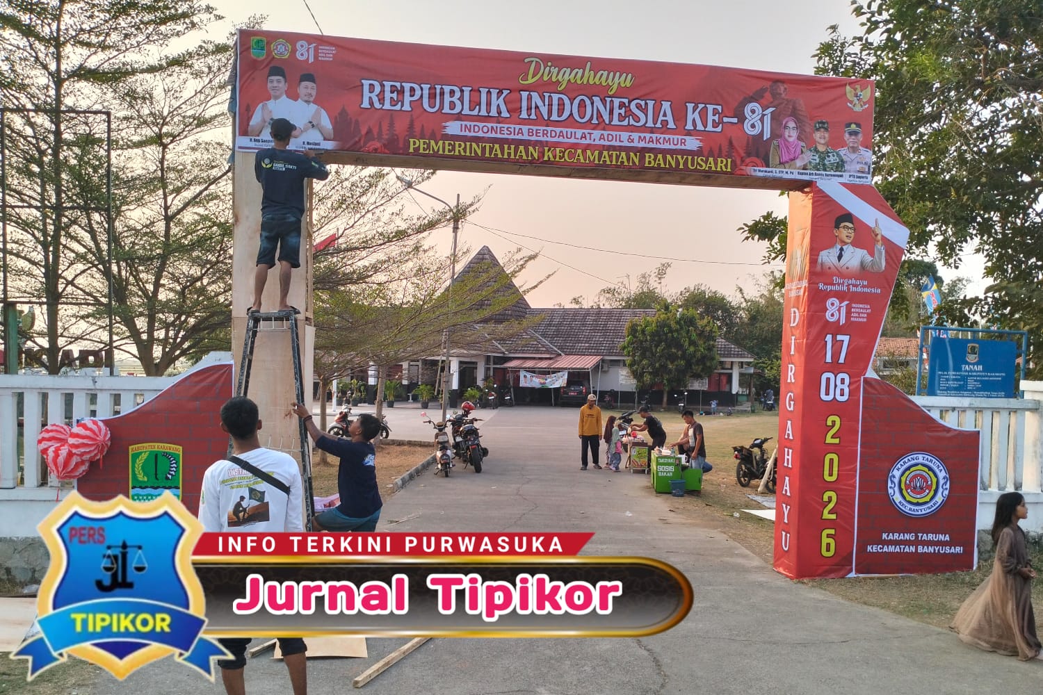 Semarak HUT RI ke 81 Karang Taruna Kecamatan Banyusari Kompak Hiasi Gapura Kantor Camat
