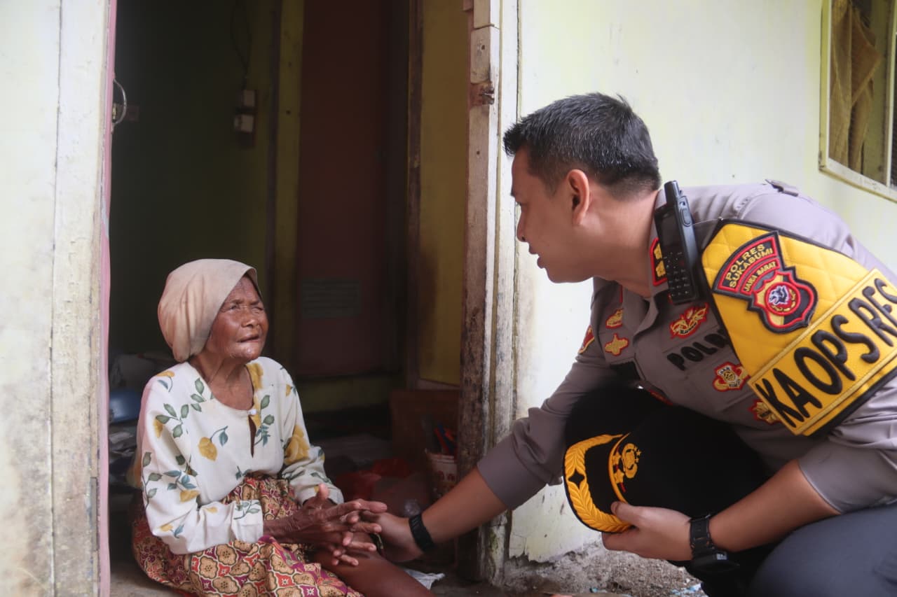 Wujud Cinta Dan Peduli Polri, Kapolres Sukabumi Jenguk Lansia Sebatang Kara Di Cisolok