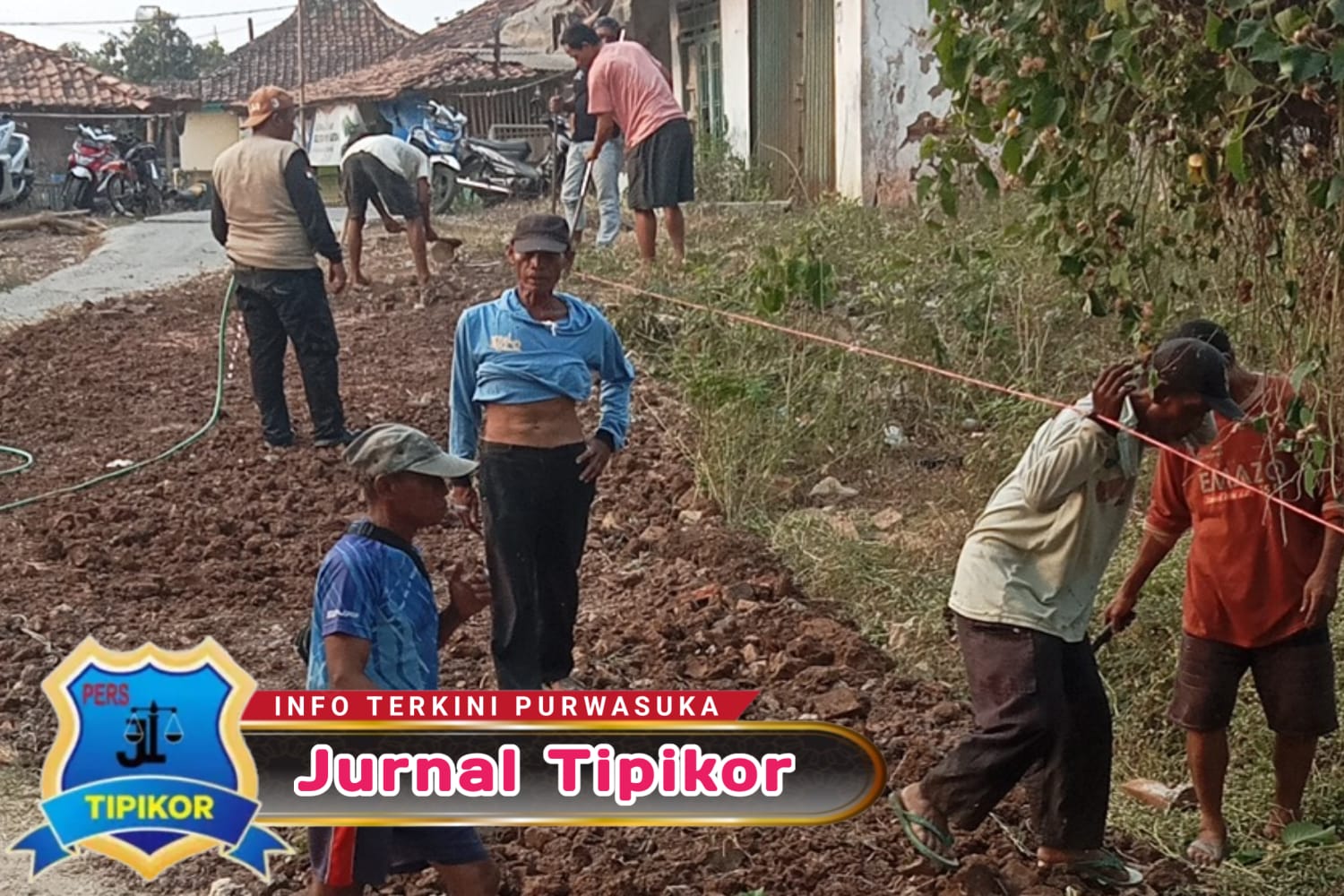 Di Ambang Bahaya, Warga Karawang Bangkit: Gotong Royong Perbaiki Jalan Menuju Jembatan Gantung yang Terabaikan