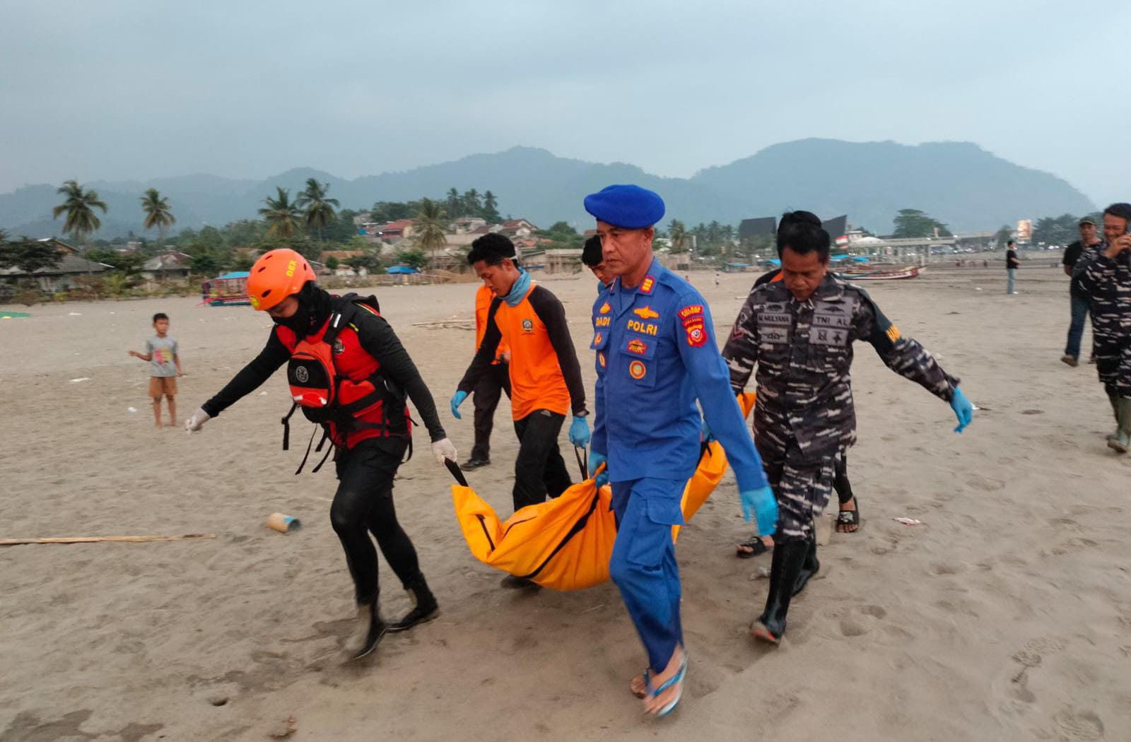 Satpolairud Polres Sukabumi Temukan Jasad Korban Tenggelam Asal Jakarta di Perairan Pantai Dolpin Citepus Palabuhanratu