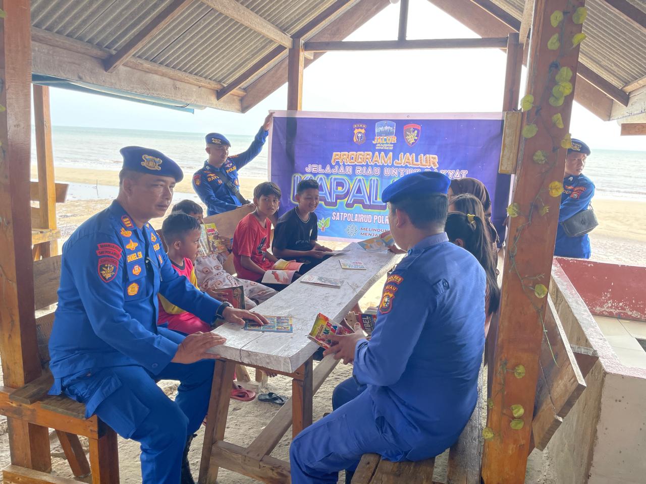 Kapal Baca dan Bersih Pantai, Sat Polairud Polres Bengkalis Edukasi Anak Pesisir Teluk Rhu
