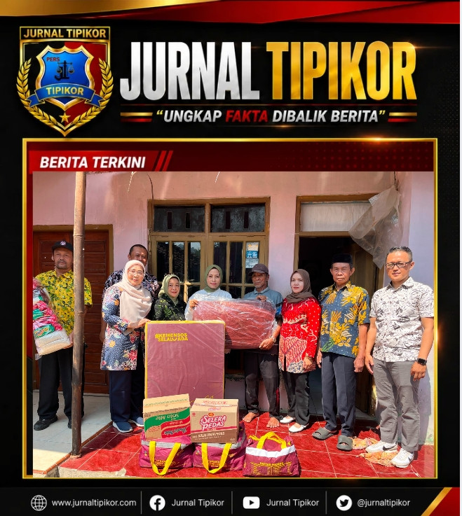 Wujud Kepedulian, Ibu Bupati Kuningan Ela Helayati, S.Sos Serahkan Bantuan Bagi Rumah Terdampak Bencana di Desa Karangkancana