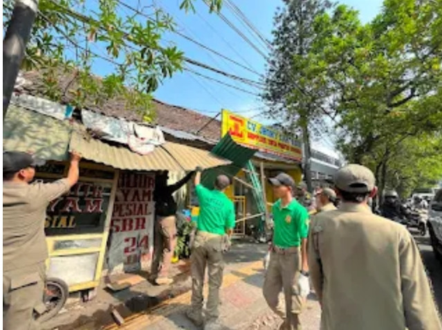Gempur 57 Bangunan Liar di Ibrahim Adjie: Pemkot Bandung Tegas Kembalikan Trotoar untuk Warga, Bukan untuk Pedagang Nakal