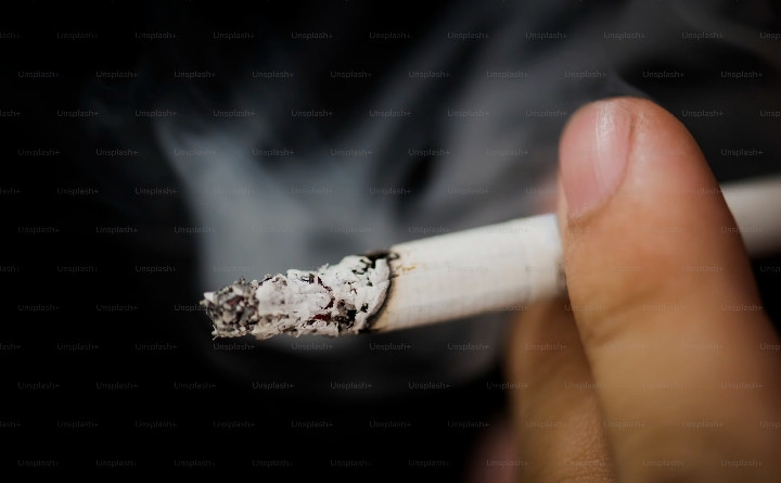 Paradoks Kesalehan: Mewajibkan Sertifikasi Halal untuk Rokok Adalah Penghinaan Terhadap Konsep ‘Thayyib’
