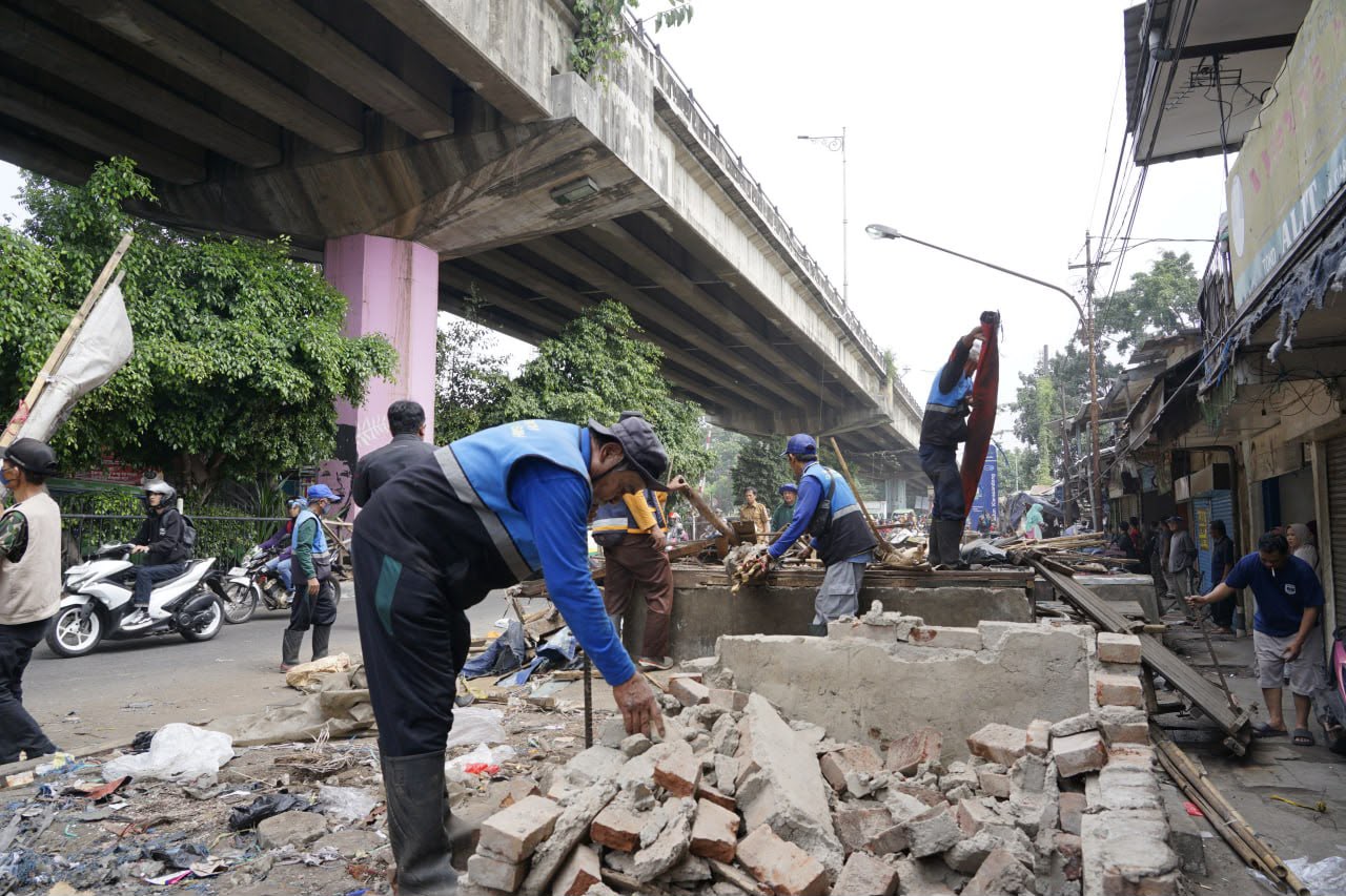 Tanpa Paksaan, 77 Bangunan Liar di Bawah Flyover Ibrahim Adjie Runtuh oleh Tangan Pedagang Sendiri: Awal Transformasi Wajah Baru Pasar Kiaracondong