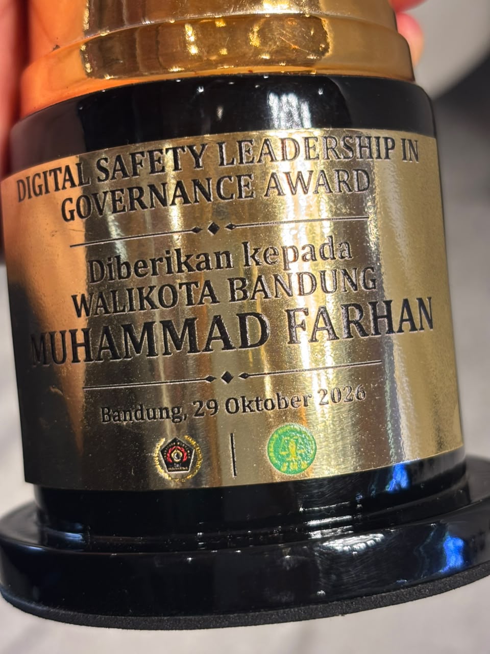 PIMPIN REVOLUSI DIGITAL AMAN: Wali Kota Bandung Muhammad Farhan Sabet Penghargaan Prestisius ‘Digital Safety Leadership’