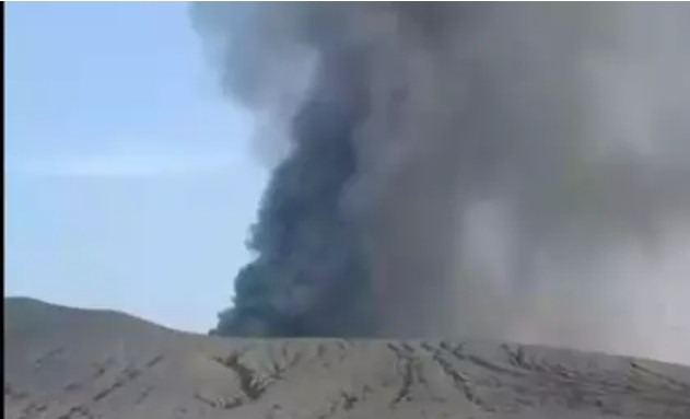 MUNTAHKAN ABU HITAM PEKAT, ANAK KRAKATAU ERUPSI! BADAN GEOLOGI: STERILKAN RADIUS 2 KM!