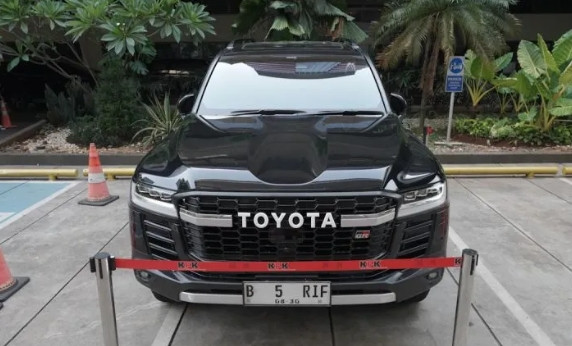 LAND CRUISER JADI ‘KANTOR BERJALAN’ KUMPULKAN SUAP, KPK SITA MOBIL MEWAH MILIK ORANG KEPERCAYAAN MENTERI ATR/BPN